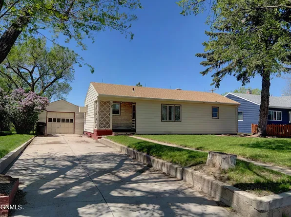 105 4th St SW, Watford City, ND 58854