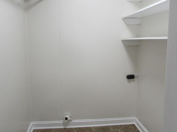 Laundry room w/washer dryer hookups