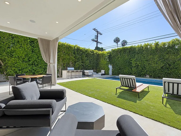 Bask in the sunlight or sit in the shade in the comfortable outdoor space