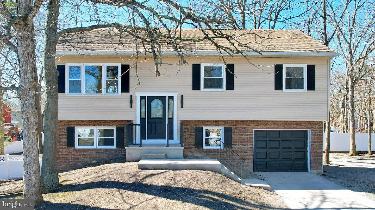 15 Wayne Dr photo 1