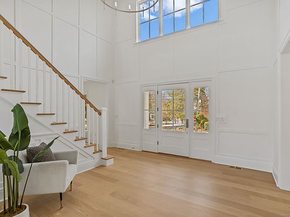 3rd image of 118 Leroy Ave