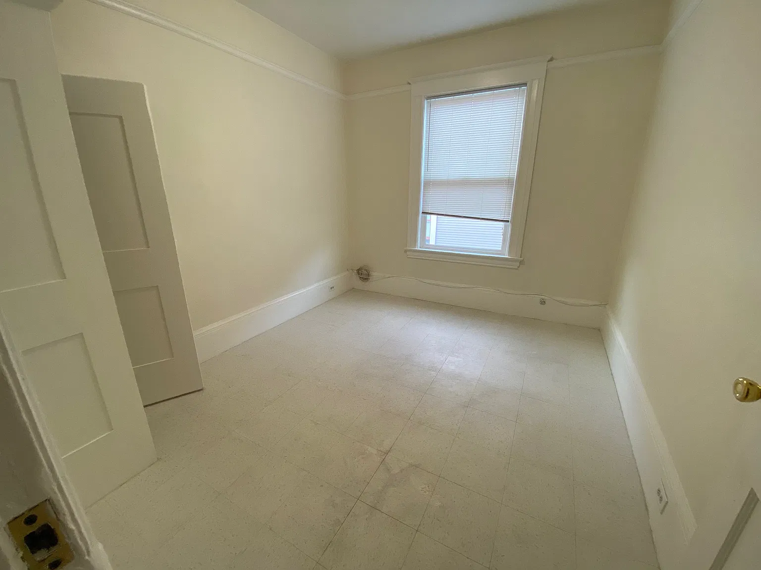 8 bed, 3000 sqft, $900 — Photo 2