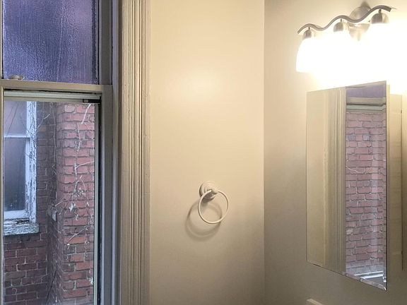 5th image of 2036 W Grace St #3