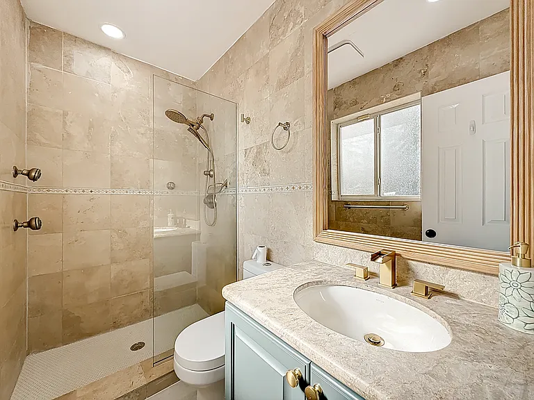 King Bathroom ensuite
