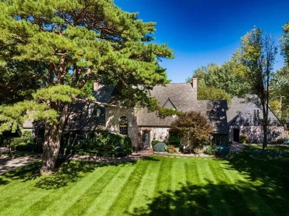 1102 W 12th St, Hastings, NE 68901