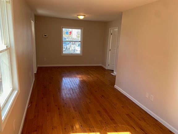 2nd image of 105 E Hazeldell Ave