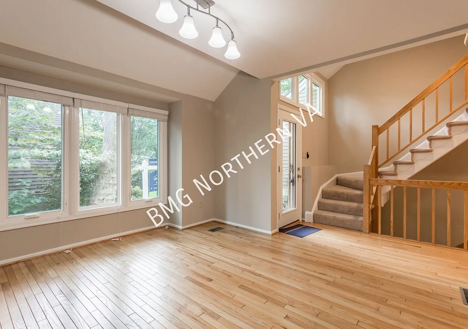 Fantastic 3BR/3.5 BA Townhome a Luxury Deck In Beautiful Fair Woods — Photo 2
