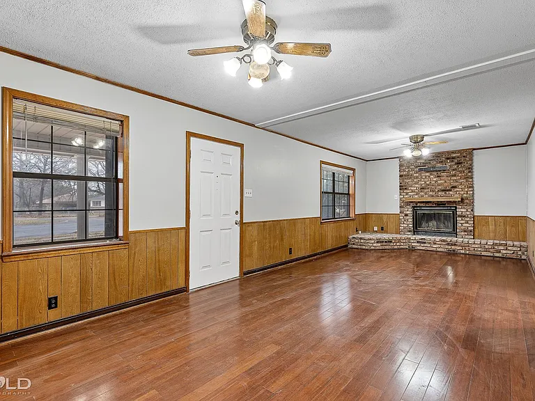 1005 Clarence St — Photo 11