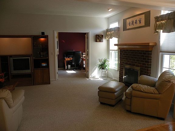 Family Room w/Fireplace