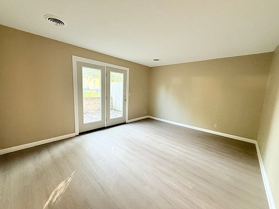 5th image of 209 W School St #B