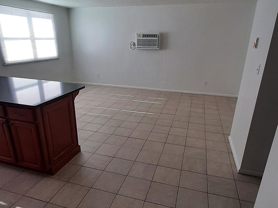 1st image of 136 Lynwood Mnr #14