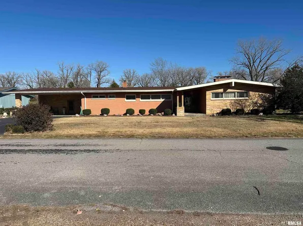 944 S Lake Dr, Du Quoin, IL 62832