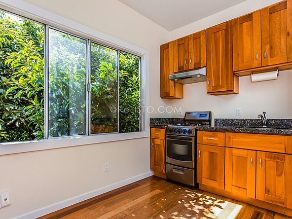 2nd image of 1661 Oak St #Penthouse