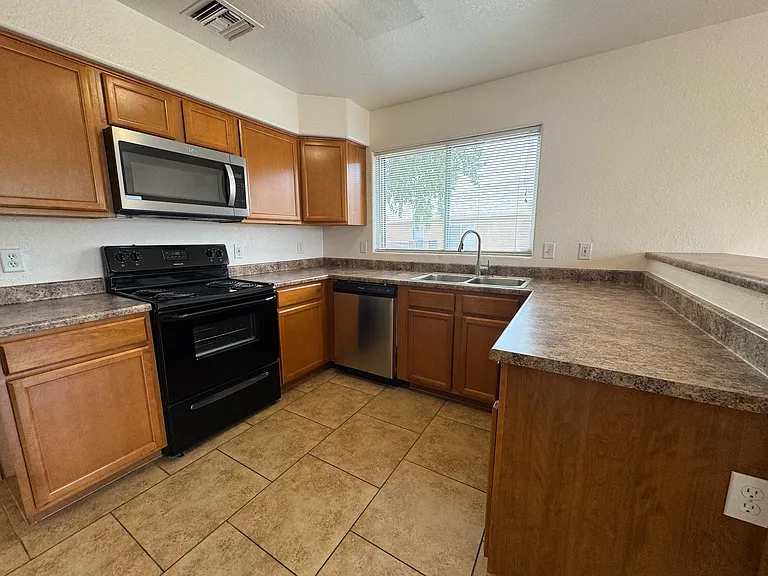 7815 S Wild Primrose Ave — Photo 3