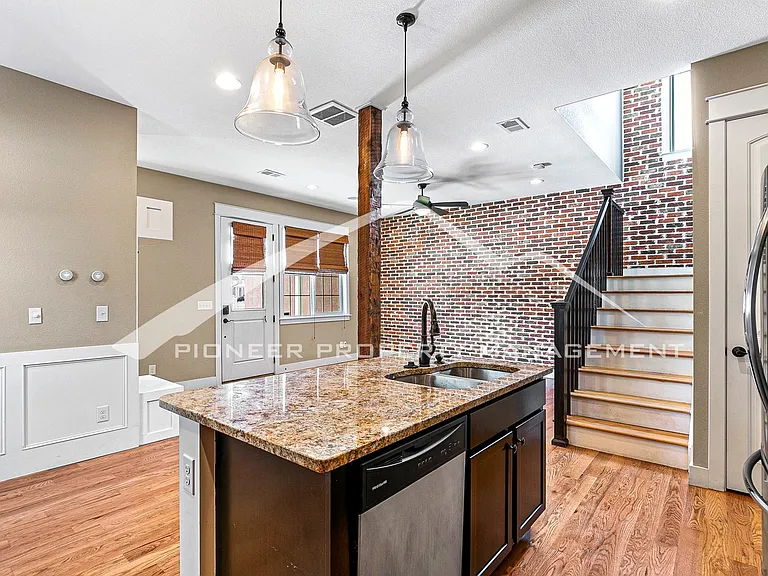 1807 E 36th Ave — Photo 10