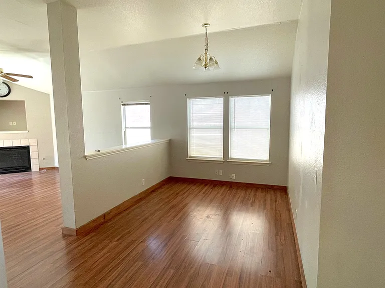 218 Sunshadow Dr — Photo 6