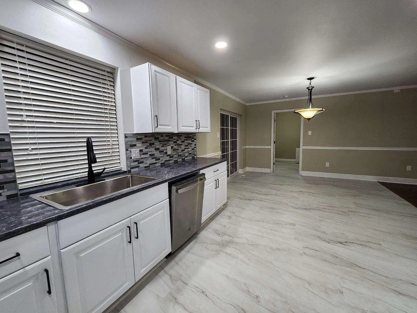 4 bed, 2628 sqft, $1,995 — Photo 2
