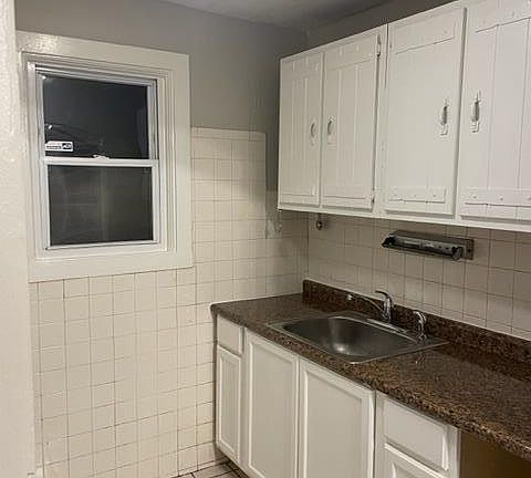 5th image of 221 La Motte Ln