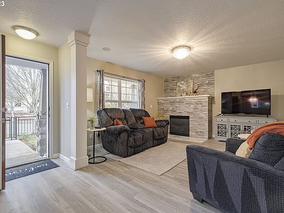 Living Room>