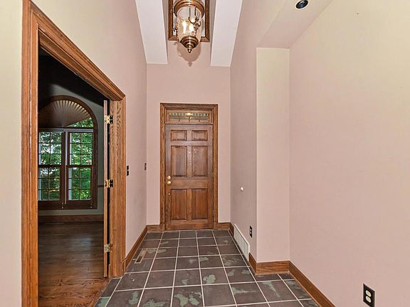 5th image of 530 Park CIRCLE