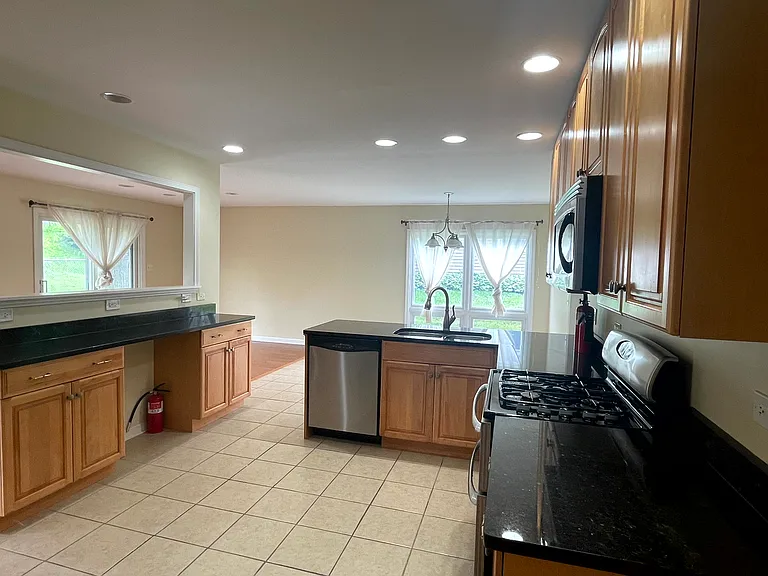 2S525 Lloyd Ave — Photo 14