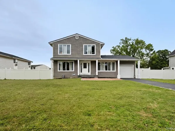 27 E Neck Court, West Babylon, NY 11704