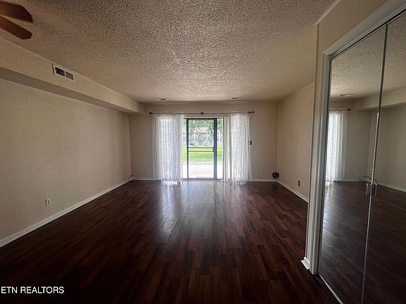 4th image of 9 Wilshire Heights Dr