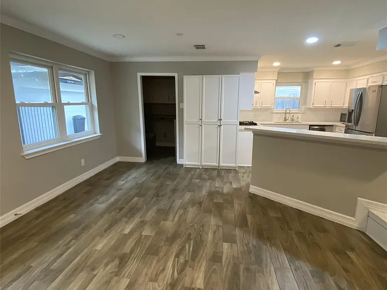 511 Rosewood Dr — Photo 12
