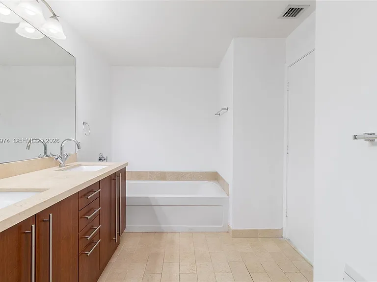 1111 SW 1st Ave #2423 — Photo 9