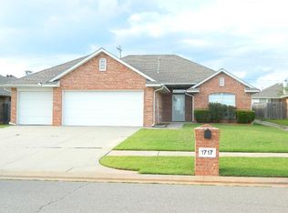 1717 NE 34th St, Moore, OK 73160