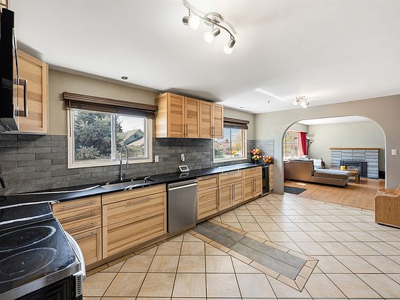 4th image of 459 Penticton Ave
