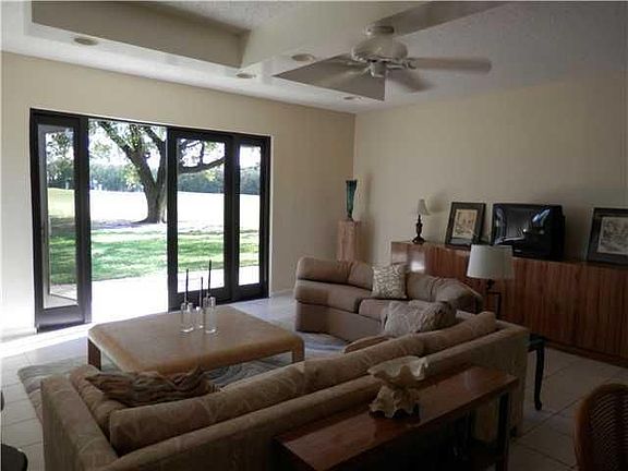 3rd image of 830 Greensward Ct APT 115