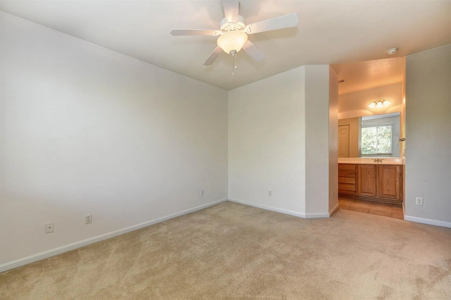 3 bed, 1345 sqft, $2,600 — Photo 4