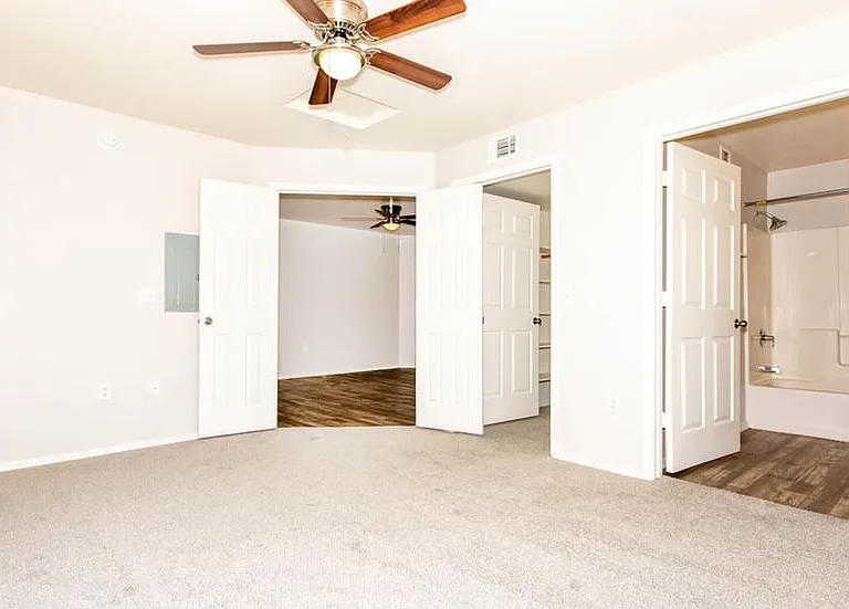 Parkway Apartments — Photo 6