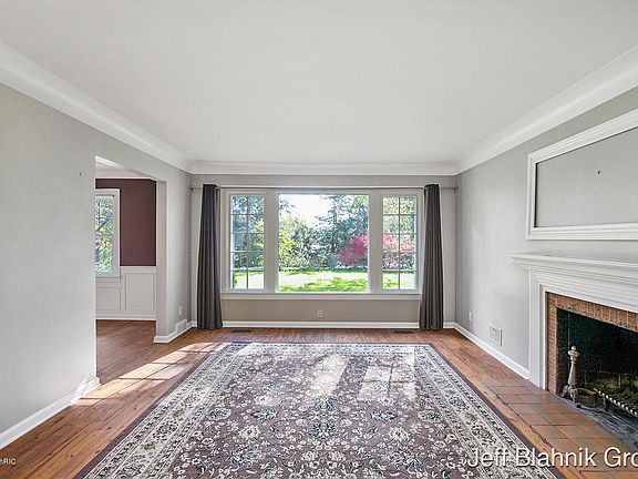4th image of 2764 Grandview Dr NW