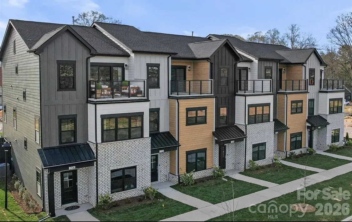 3 bed, 2358 sqft, $3,200 — Photo 1