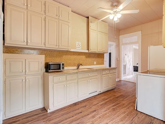3rd image of 814 Clarendon St