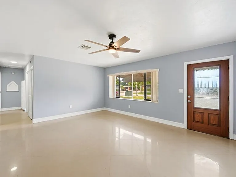 740 E Evanston Cir — Photo 4