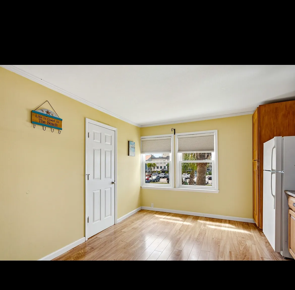 4516 Seaview St — Photo 2
