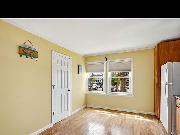 2nd image of 4516 Seaview St