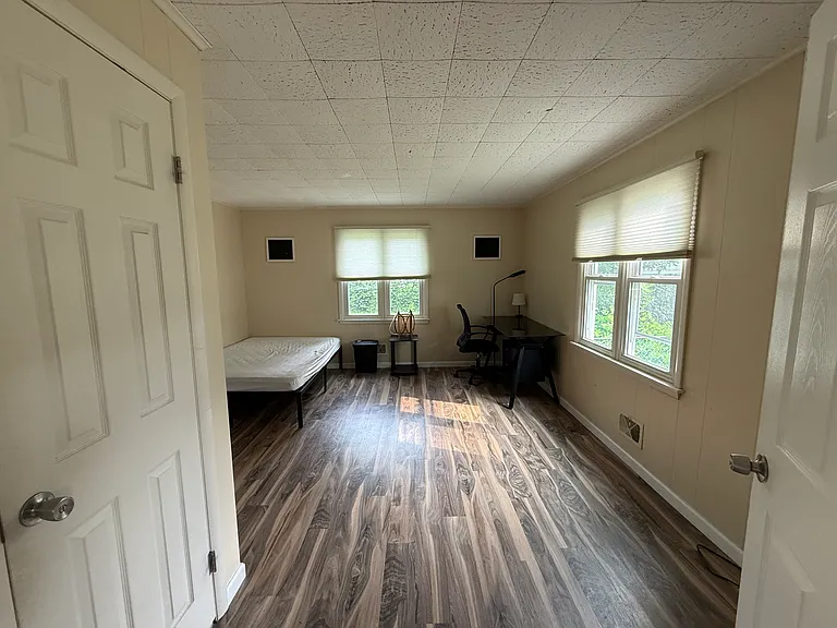 10 Stanford Rd — Photo 8