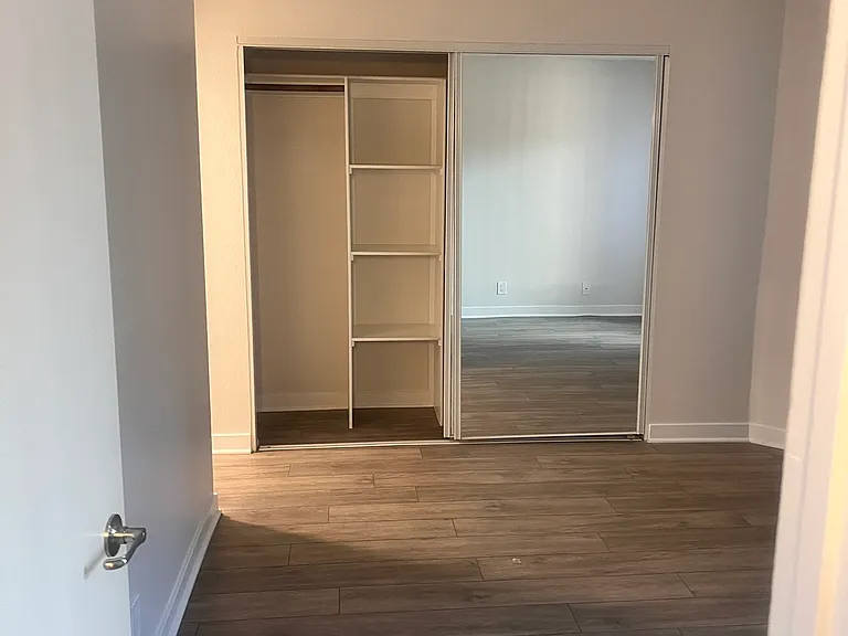 IMT 14227 Vanowen — Photo 7