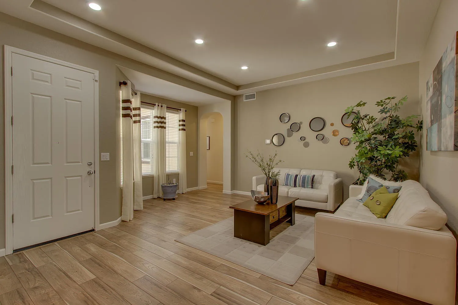 4 bed, 2.0 bath, 2324 sqft, $2,950 — Photo 2