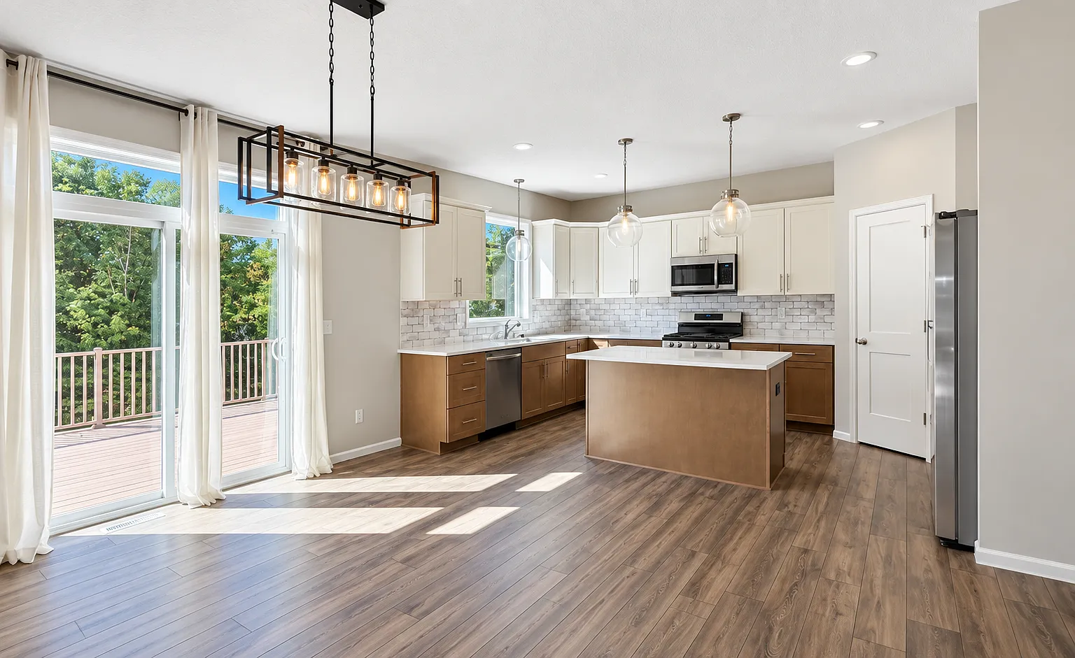 5 bed, 3430 sqft, $3,700 — Photo 2