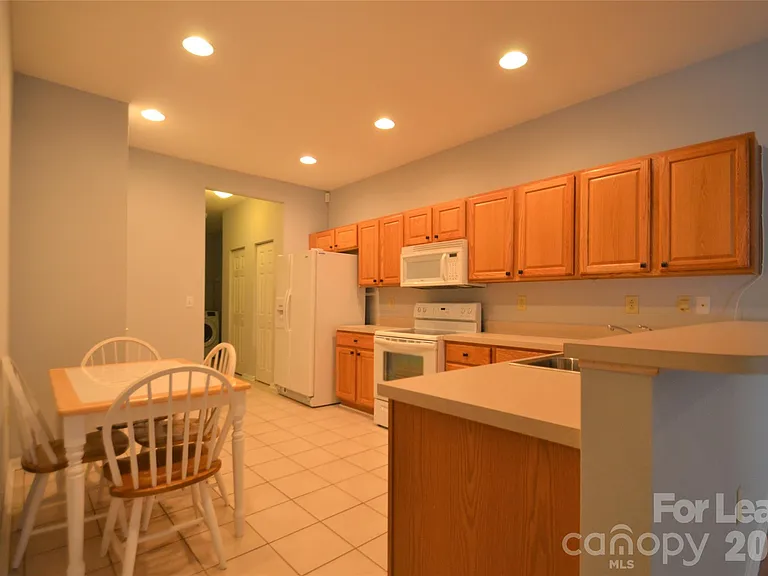 8035 Sultana Cir — Photo 7