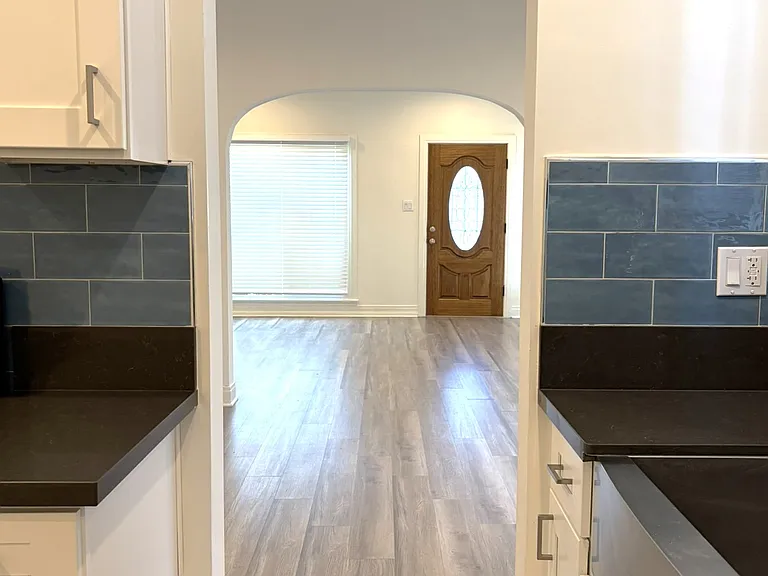 1142 S Mullen Ave — Photo 4
