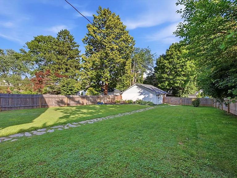 124 Price St — Photo 23