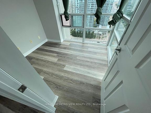 4th image of 3504 Hurontario St Unit 2310