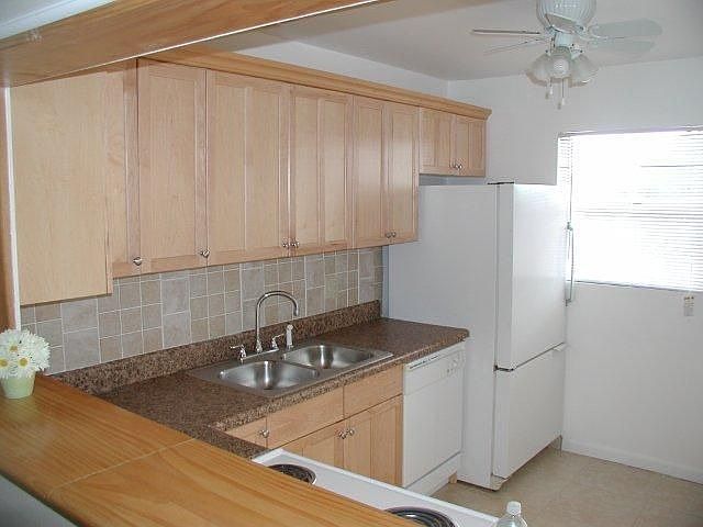 1st image of 208 Oxford Pl
