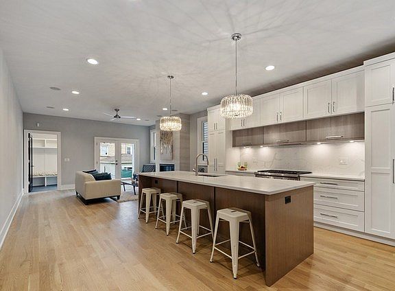 4th image of 4411 N Damen Ave